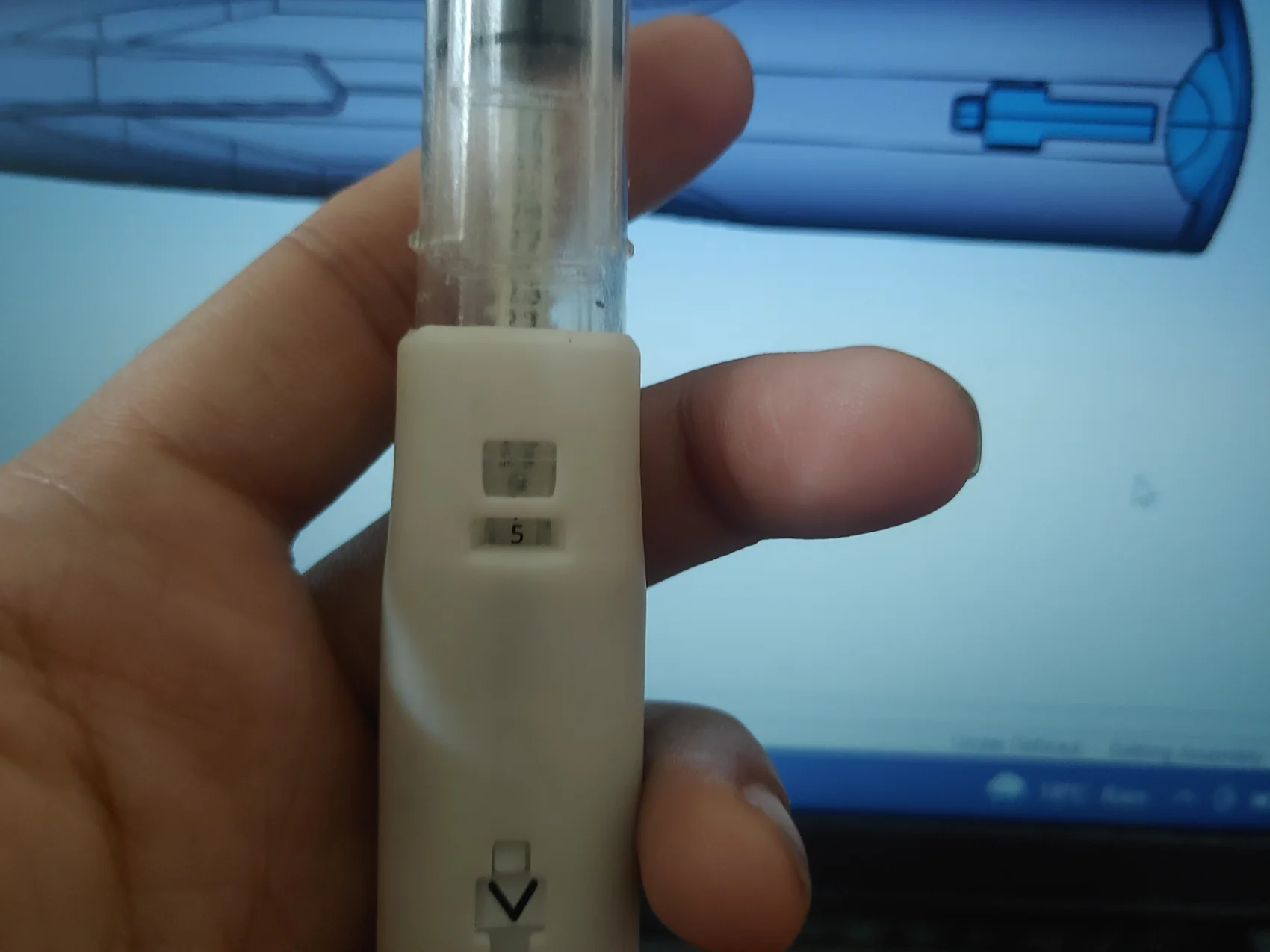 The dose counter, printed directly on the plunger rod.